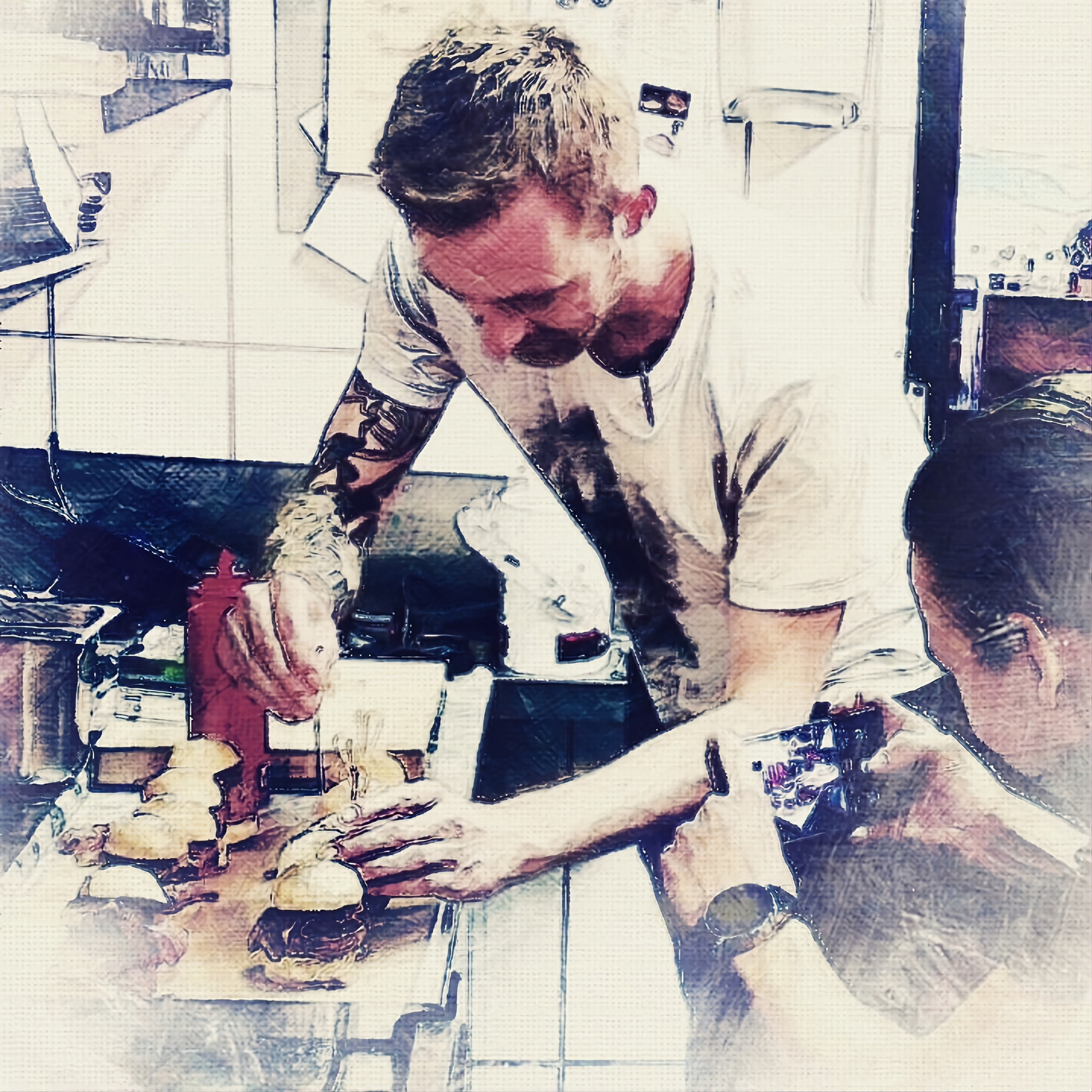 Elias bei der Arbeit in der Küche